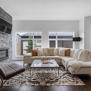 Contemporary Luxury 4 Bedroom House Near Downtown Holiday home Calgary