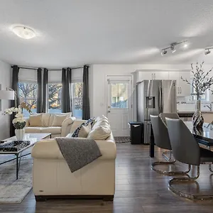 Modern House With Private Backyard & Fireplace Holiday home Calgary